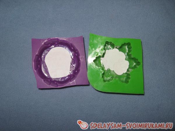 Разливаем в обе формы