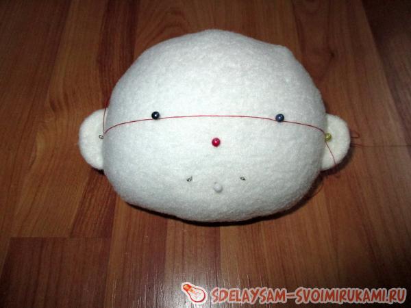 разметьте лицо с помощью булавок