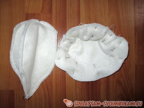 Приложите выкройку к ткани