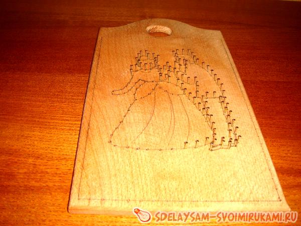 забить гвозди