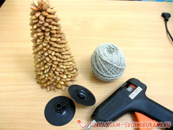 Промазывая пластиковую ножку клеем