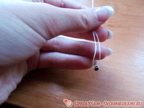 Проденьте одну бусинку