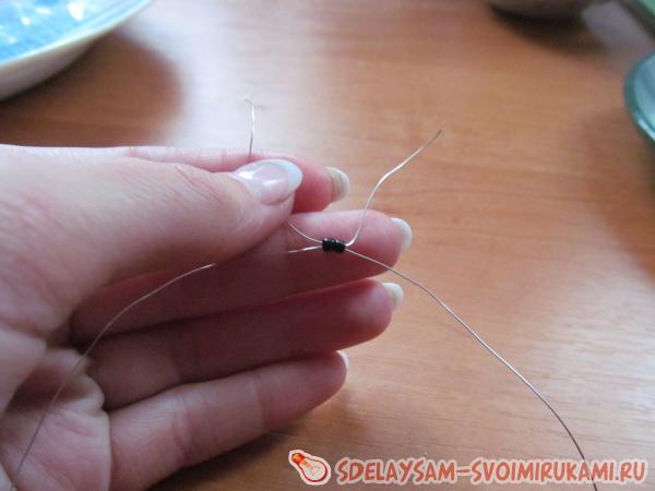 через них другой конец проволоки