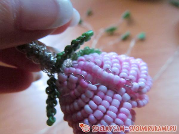 Прикрепите маленькие листочки