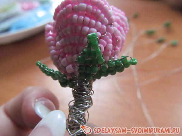 Прикрепите маленькие листочки