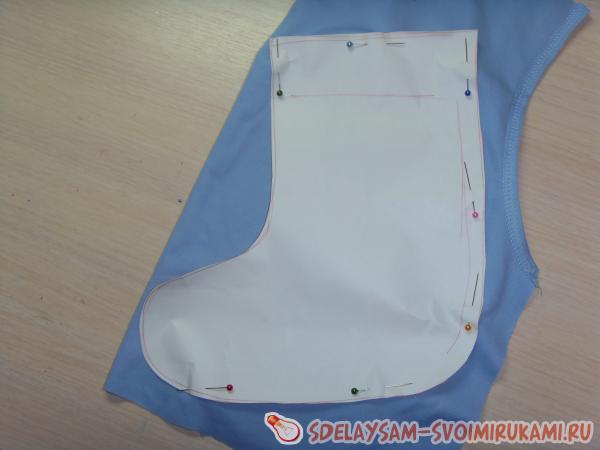 Накладываем бумажный носок на ткань