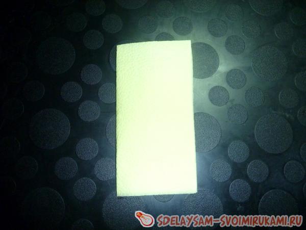 салфетку и складываем ее пополам