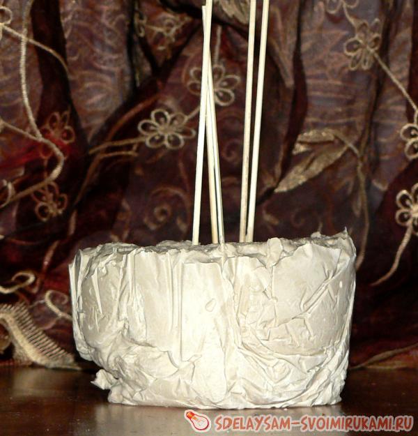 вытаскиваем постамент из ведерка