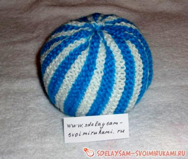 Полосатый мяч погремушка