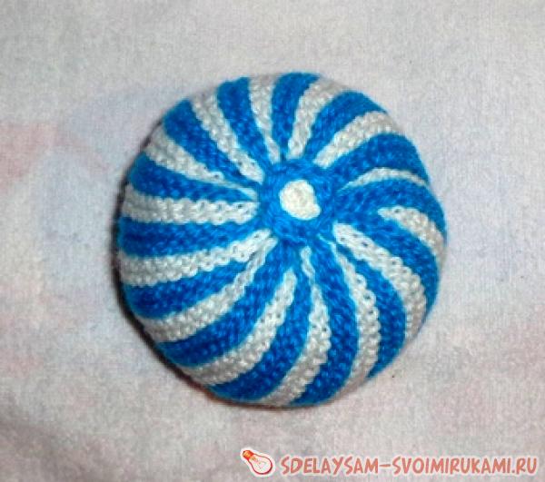 Полосатый мяч погремушка