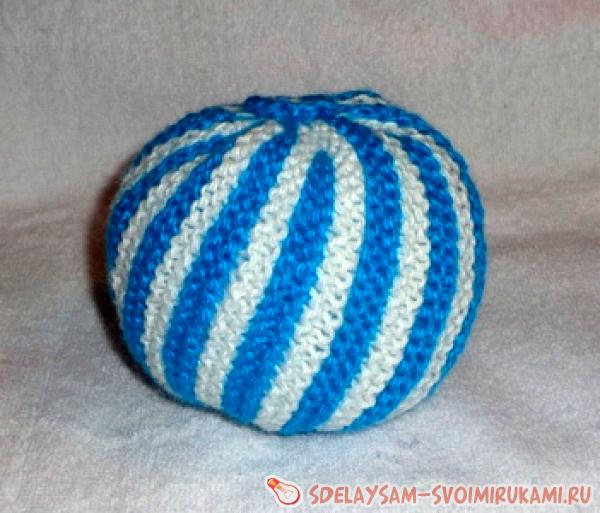 Полосатый мяч погремушка