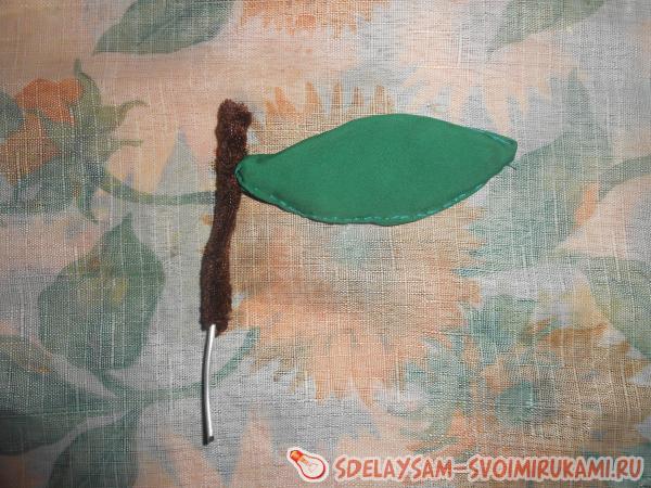 Пришиваем листик к палочке