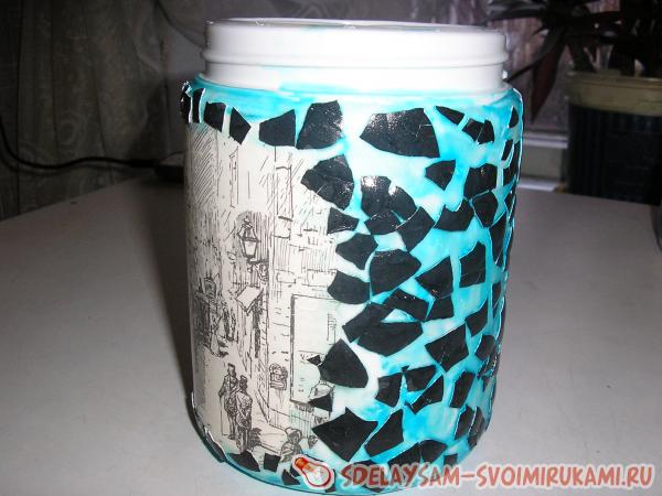 приклеиваем ломаную яичную скорлупу