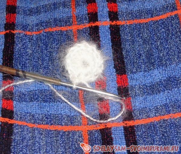 Вязаный коврик в виде сердца