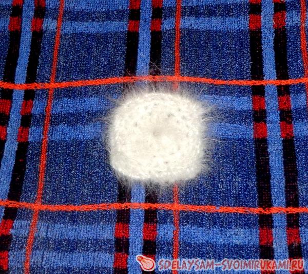 Вязаный коврик в виде сердца