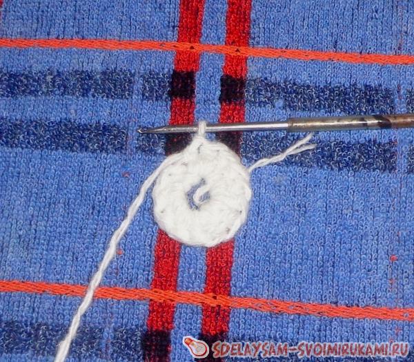 Вязаный коврик в виде сердца