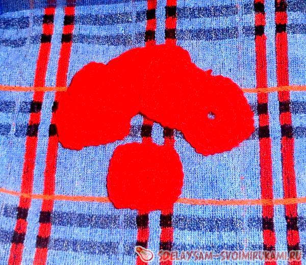 Вязаный коврик в виде сердца