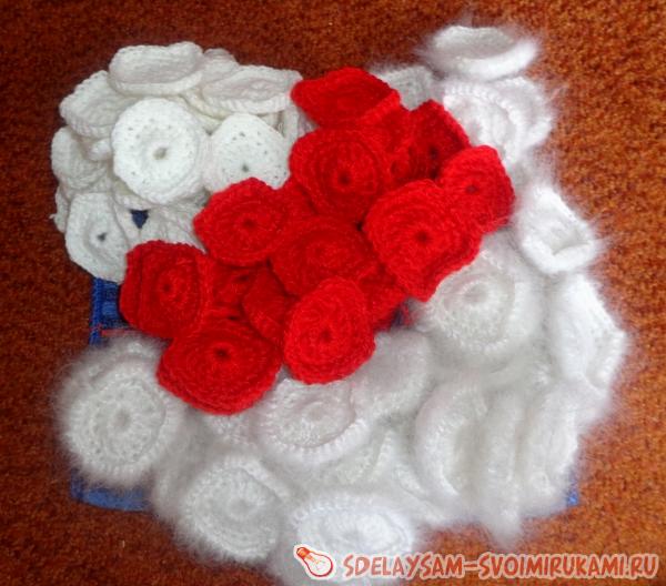 Вязаный коврик в виде сердца