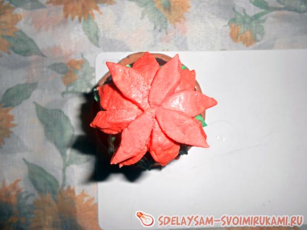 приклеиваем лепестки красного цвета