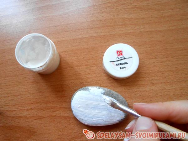 покрываем камень белой гуашью