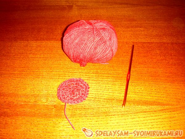 Красная брошка