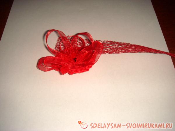 Красная брошка