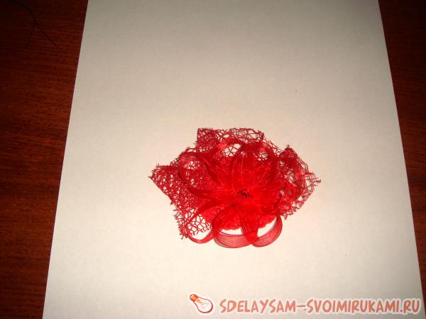 Красная брошка