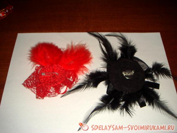 Красная брошка