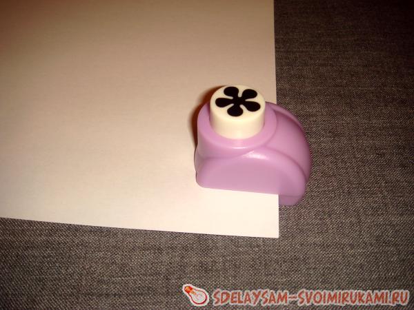 с помощью фигурного дырокола