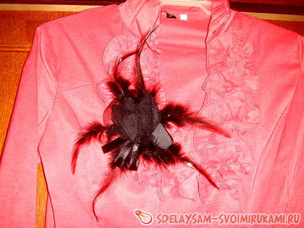 Красная брошка