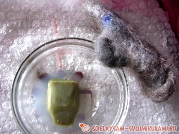 нужно смочить и намылить