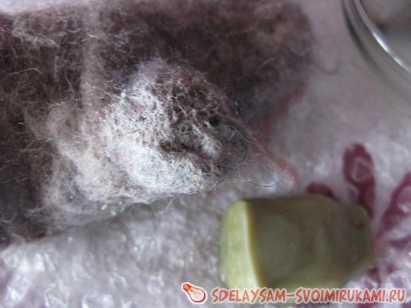 нужно смочить и намылить