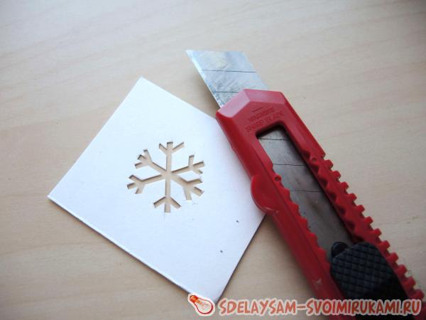 вырезаем снежинку