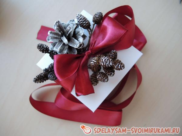 Перевязываем коробку ленточкой и шишками