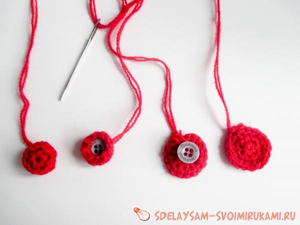 обвязываем пуговички красной пряжей
