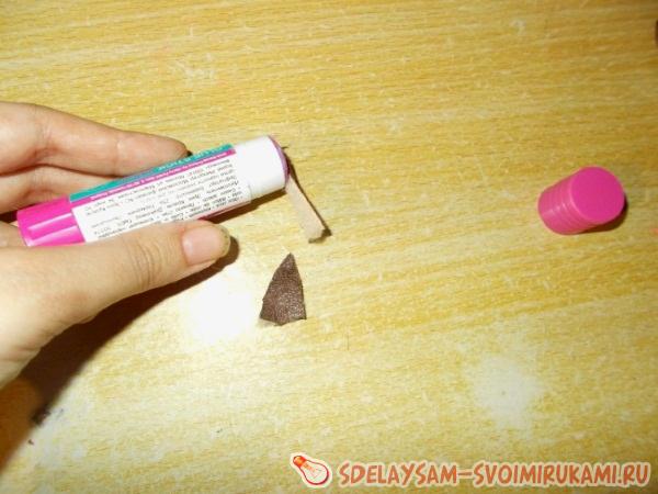 Приклеим кисточки