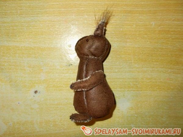 Пришиваем лапки к белочке