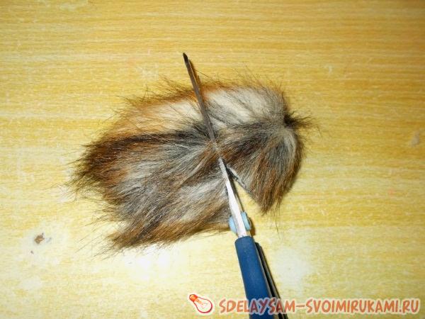 Отрезаем кусочек меховой ткани