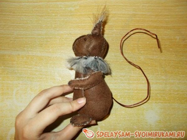 Вводим проволоку в игрушку