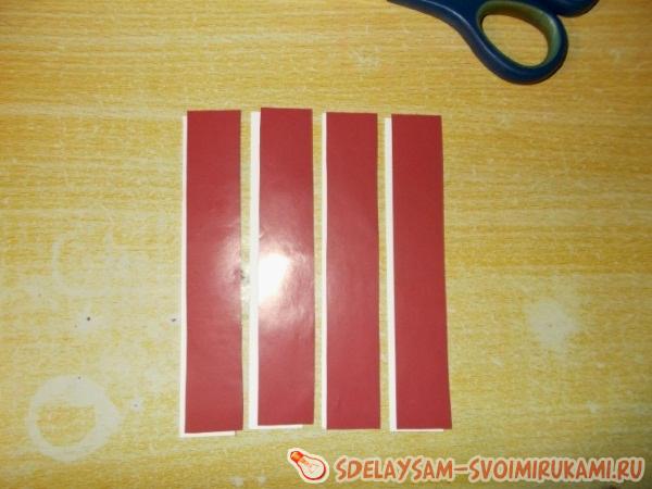 Приклеиваем цветную бумагу