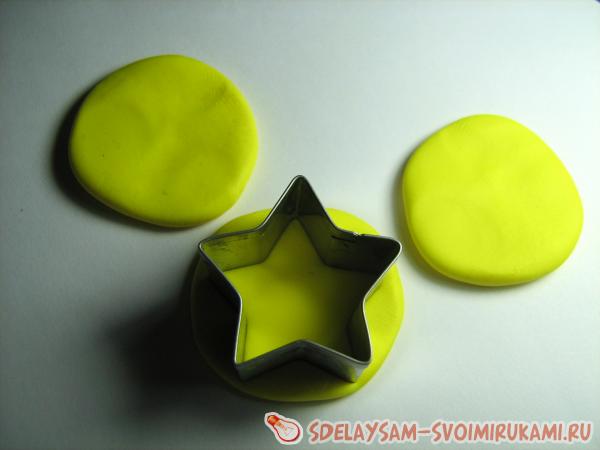 Вырежьте при помощи формочки