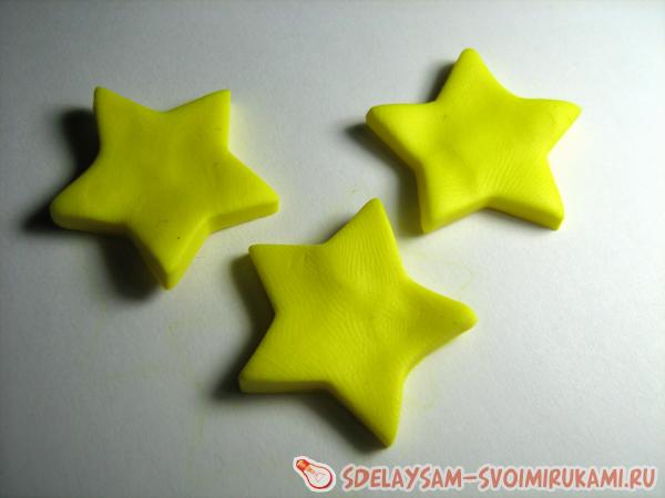 Вырежьте при помощи формочки