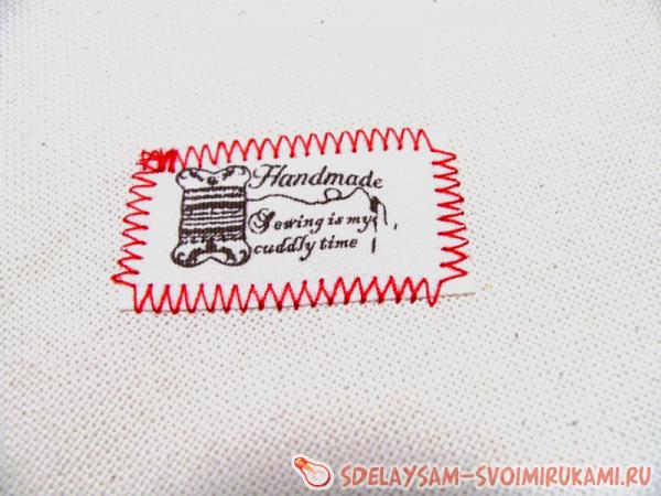 пришейте ленту с надписью