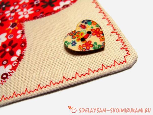 украсьте деревянной пуговицей