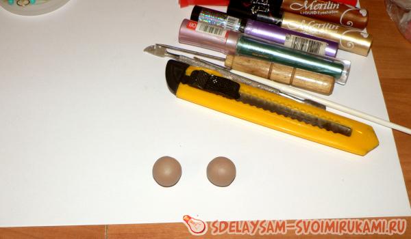 Скатываем два одинаковых шарика