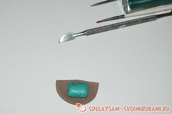 Прикладываем по центру камни