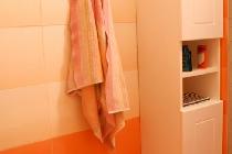 Узкий шкафчик в ванную комнату