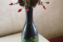 Ваза из бутылки с осенней икебаной