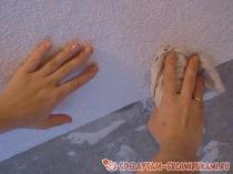 Клеим обои на потолке