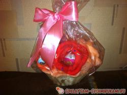 Букет цветов со сладостями